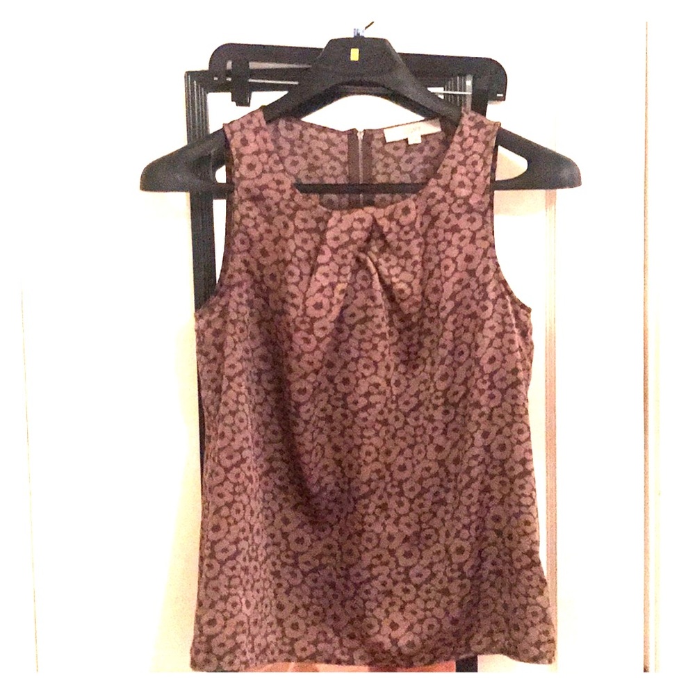 Great neutral top with aesthetic zip back detail